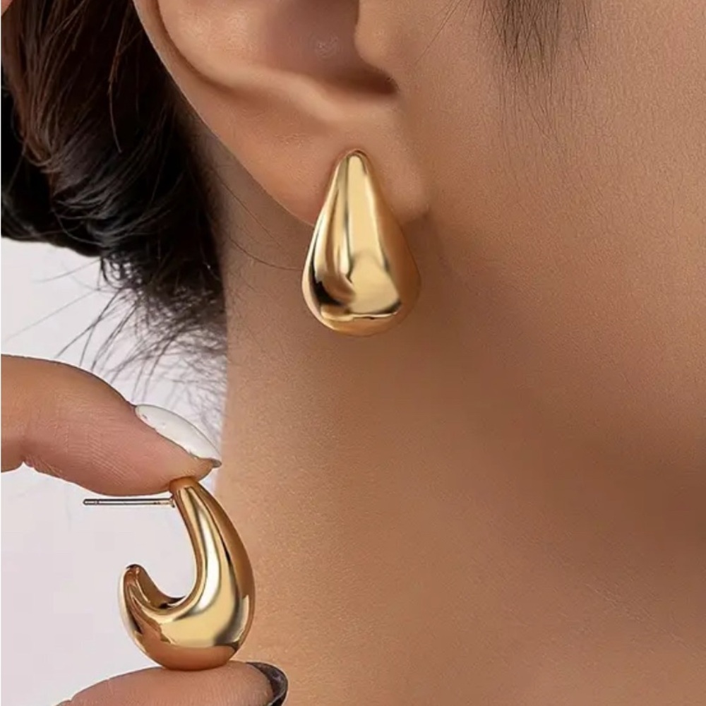 Elegant and classic 18k plated earrings.